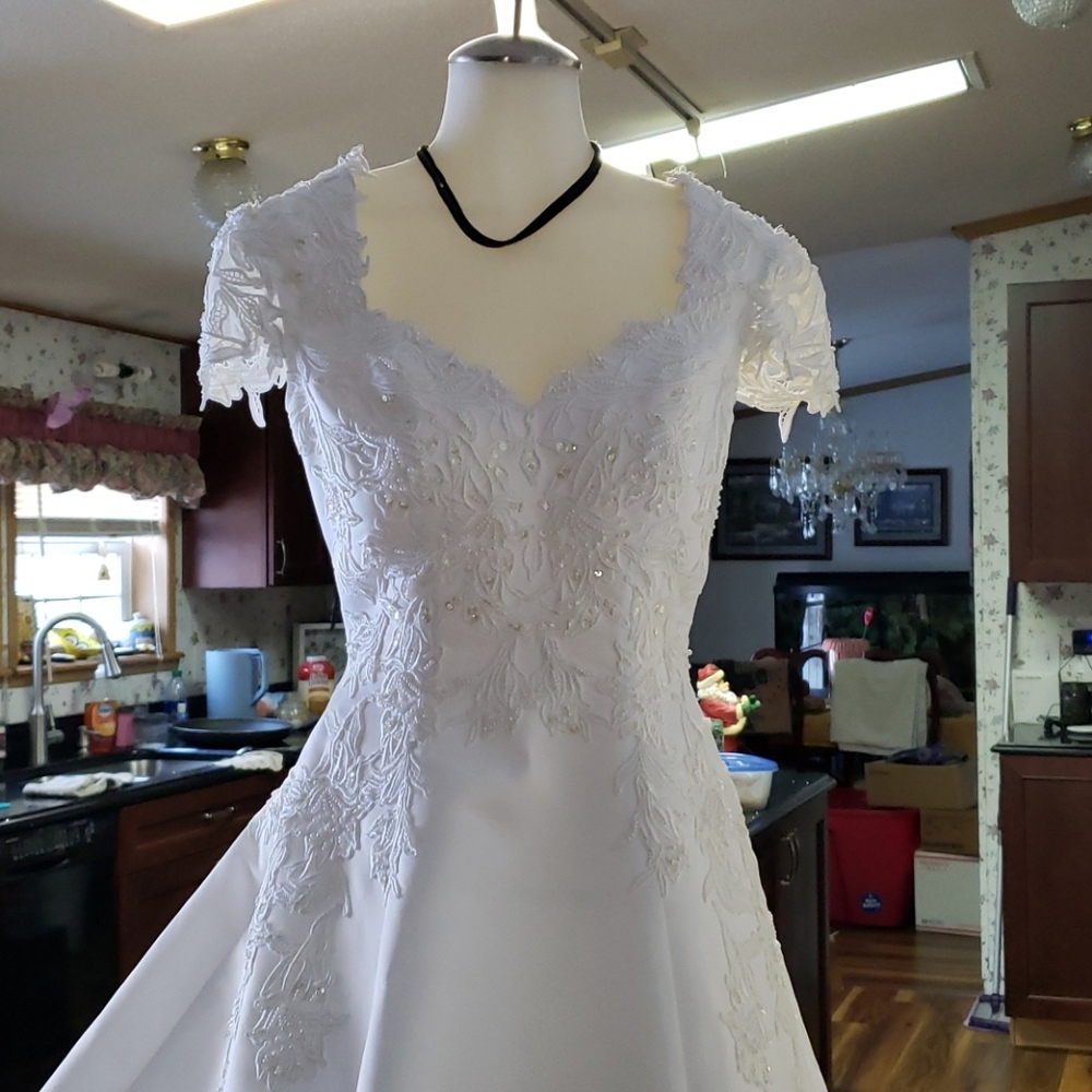 HOST PICK. Oleg Cassini Cap Sleeve Wedding Gown Size 4 - Picture 8 of 15